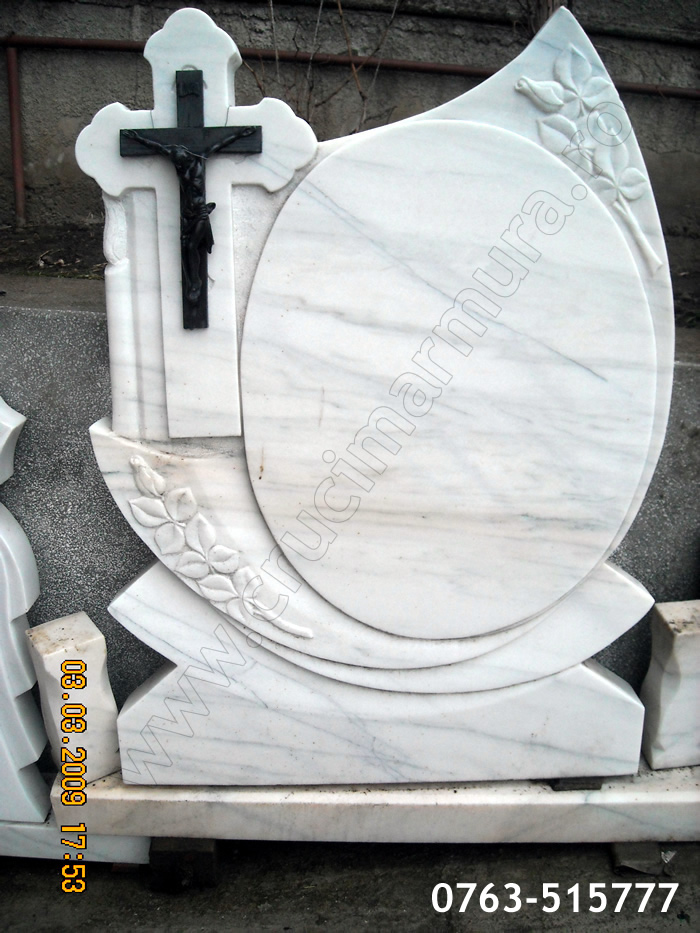 Monumente funerare cruce marmura cu decoratiune alba cruci