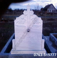 Cruce alba medie marmura pe fond alb ornamente flori monument funerar