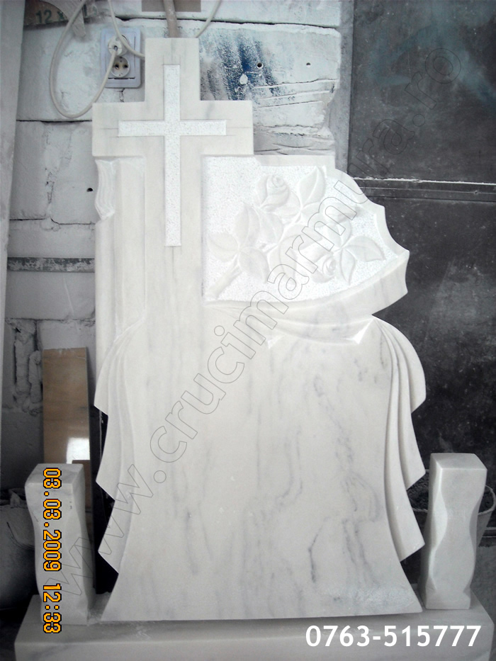 Cruce marmura neagra fond alb monument funerar
